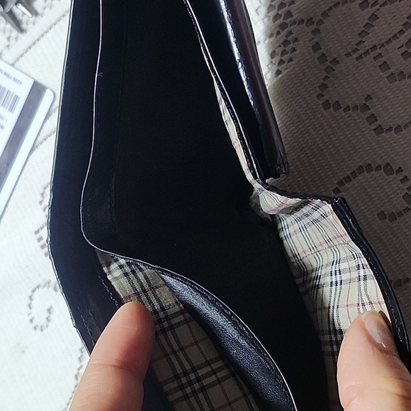 Burberry Black Wallet with Bifold Design and Leather Trim - Picture 4 of 12